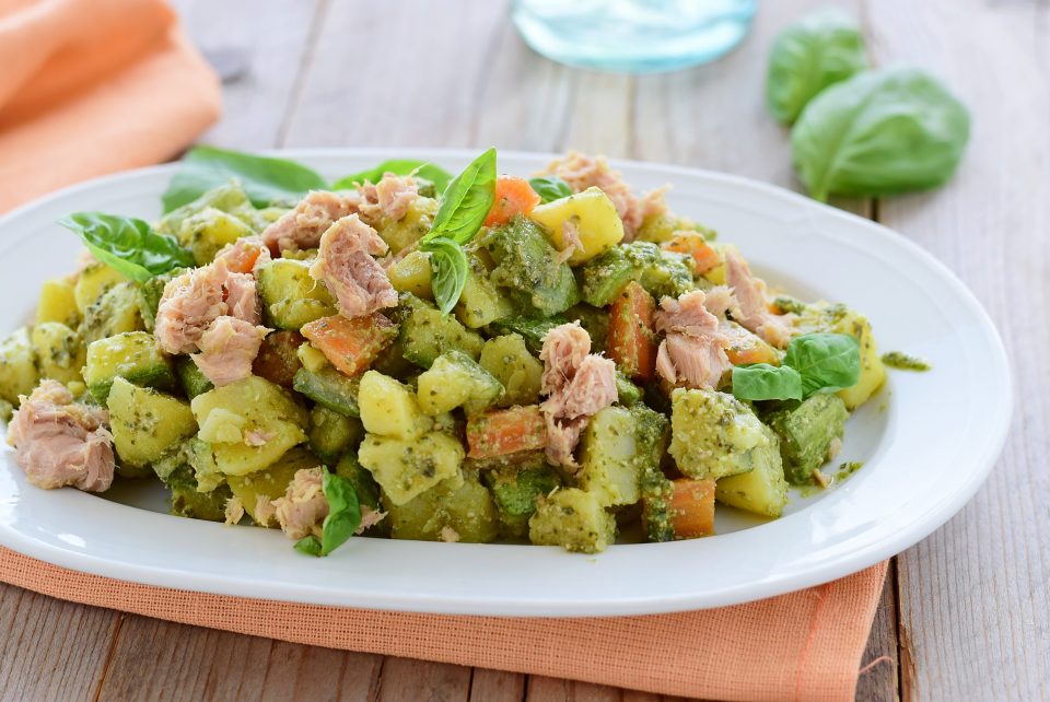 Insalata di zucchine patate e carote al "verde" con tonno