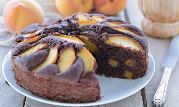 Torta con pesche e vino al cioccolato