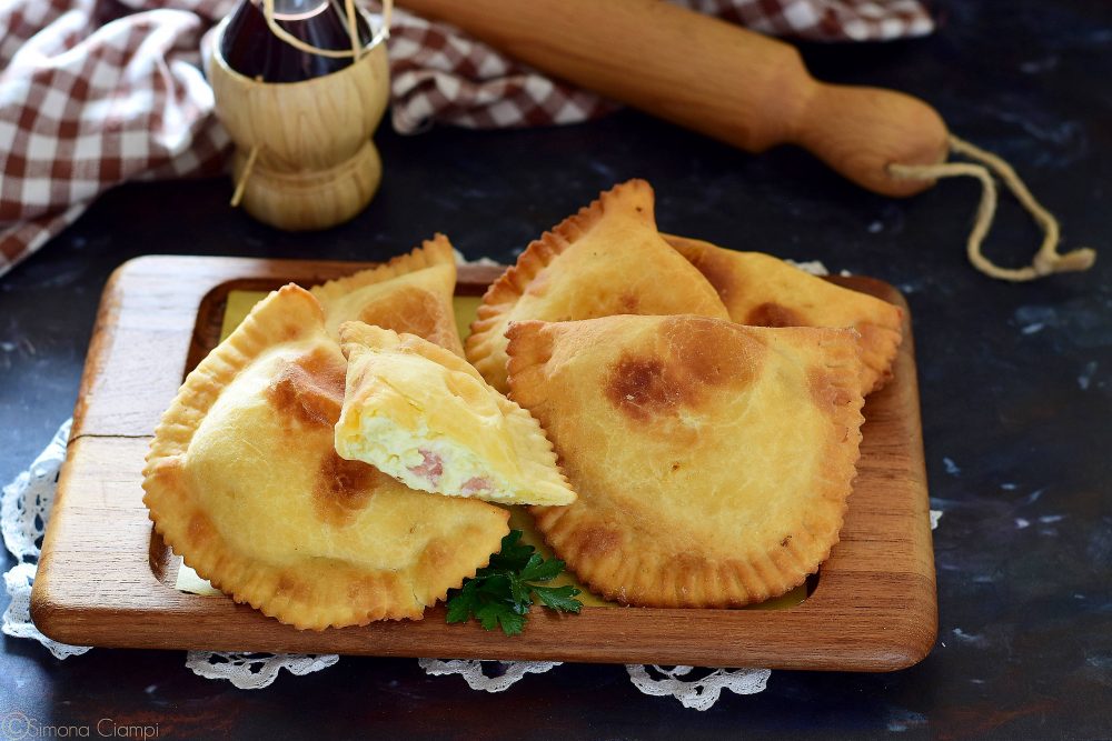 I calcioni molisani, detti anche “caggiuni” sono un saporito piatto da servire come antipasto e costituiscono la variante regionale dei classici calzoni fritti.