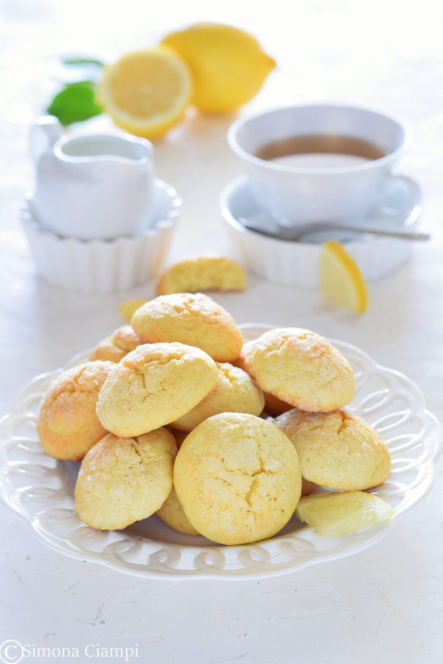 Biscotti al limone morbidi con la buccia frullata del limone