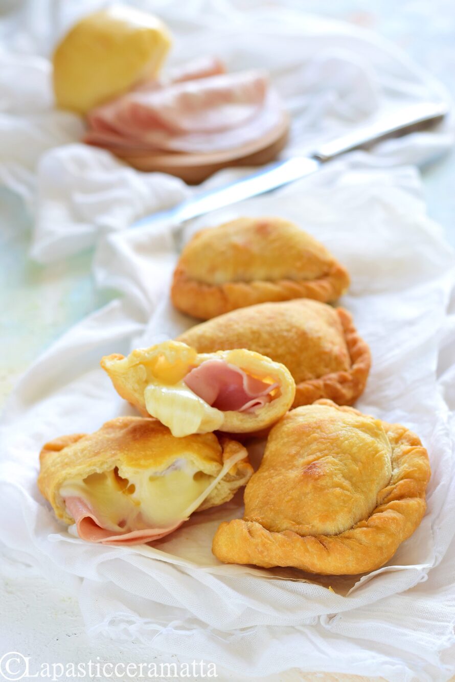 Panzerotti fritti senza lievito con mortadella e scamorza