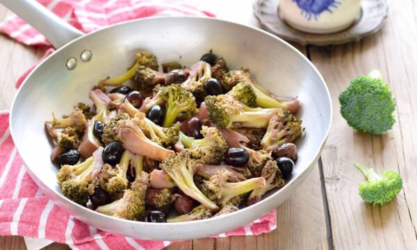 Broccoli in padella al vino e olive senza lessarli prima