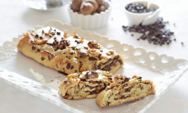 Biscotti arrotolati con confettura di fichi, noci e cioccolato