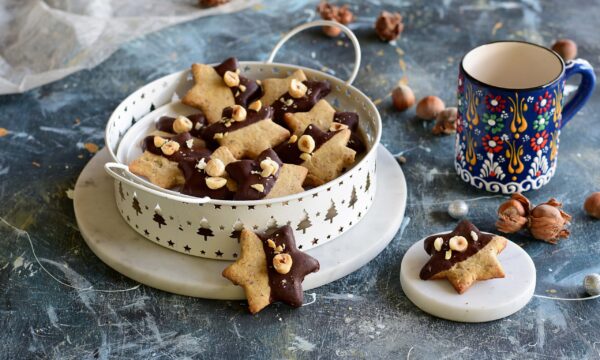 Biscotti con nocciole glassati al cioccolato-stelline di Natale