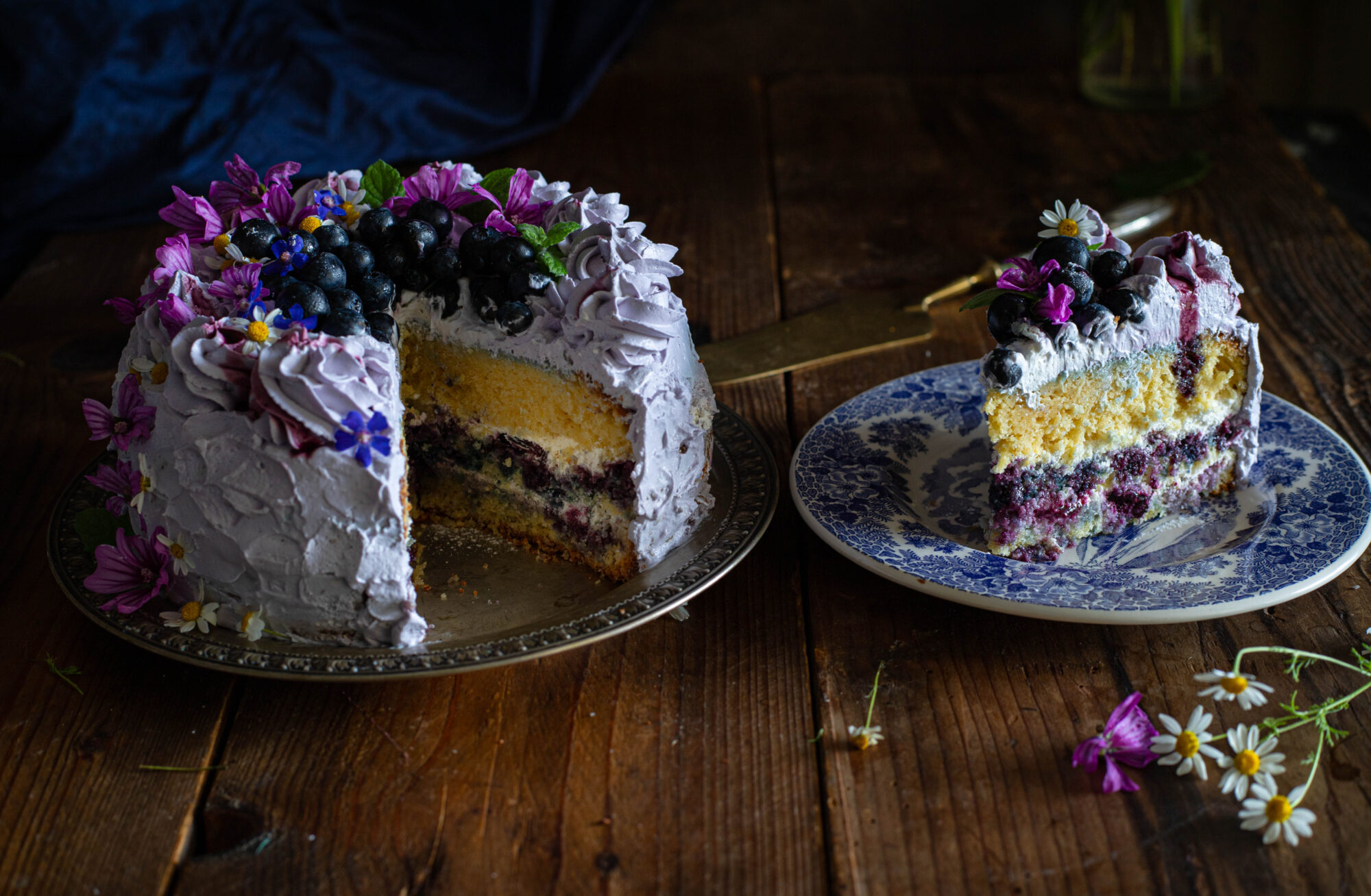 Torta farcita ai mirtilli e panna