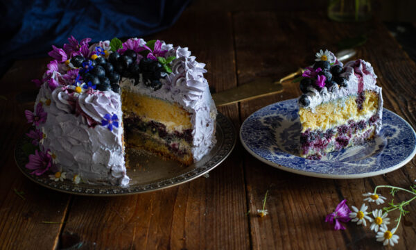 Torta farcita ai mirtilli e panna