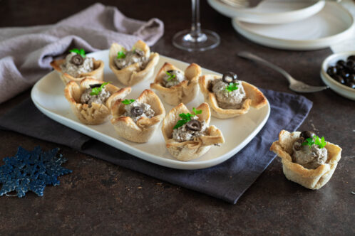 Cestini di pancarré ripieni con mousse di olive-antipasto sfizioso vegetariano