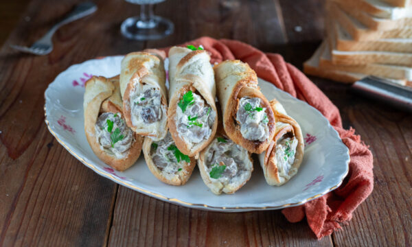 Cannoli di pancarré con salsa di funghi-antipasto di Natale facile
