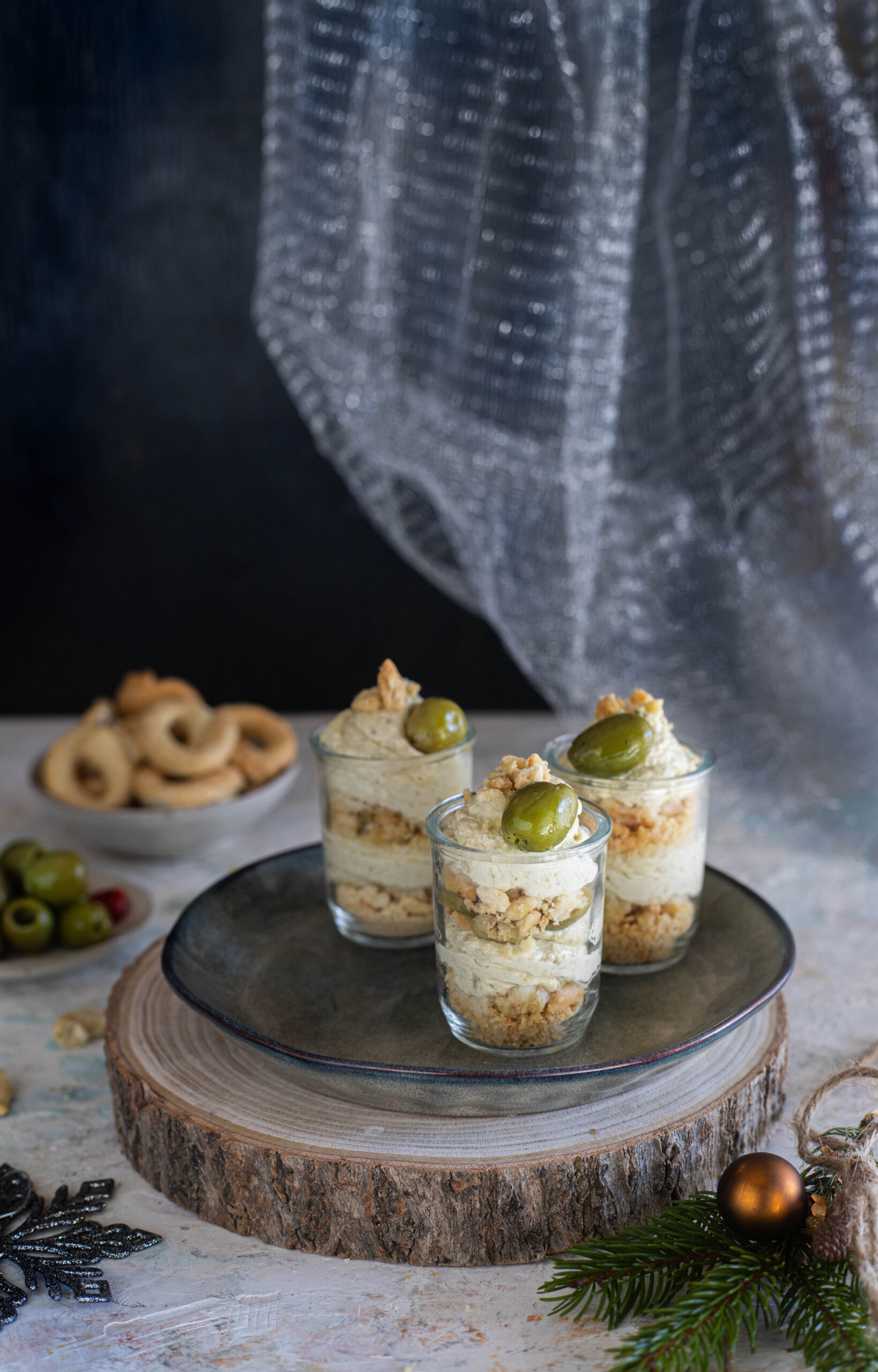 Antipasto nei bicchierini alle olive e tarallini-super veloce