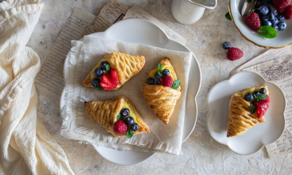 Sfogliatine alla crema e frutti di bosco
