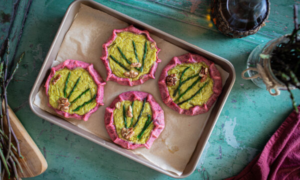 Tartelletta salata con brisée alla barbabietola e ripieno di asparagi e caprino