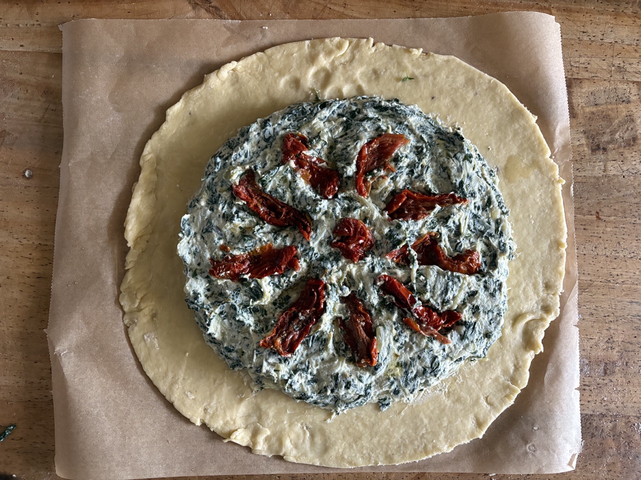 Torta salata con bietole e ricotta con pomodori secchi e pasta brisée