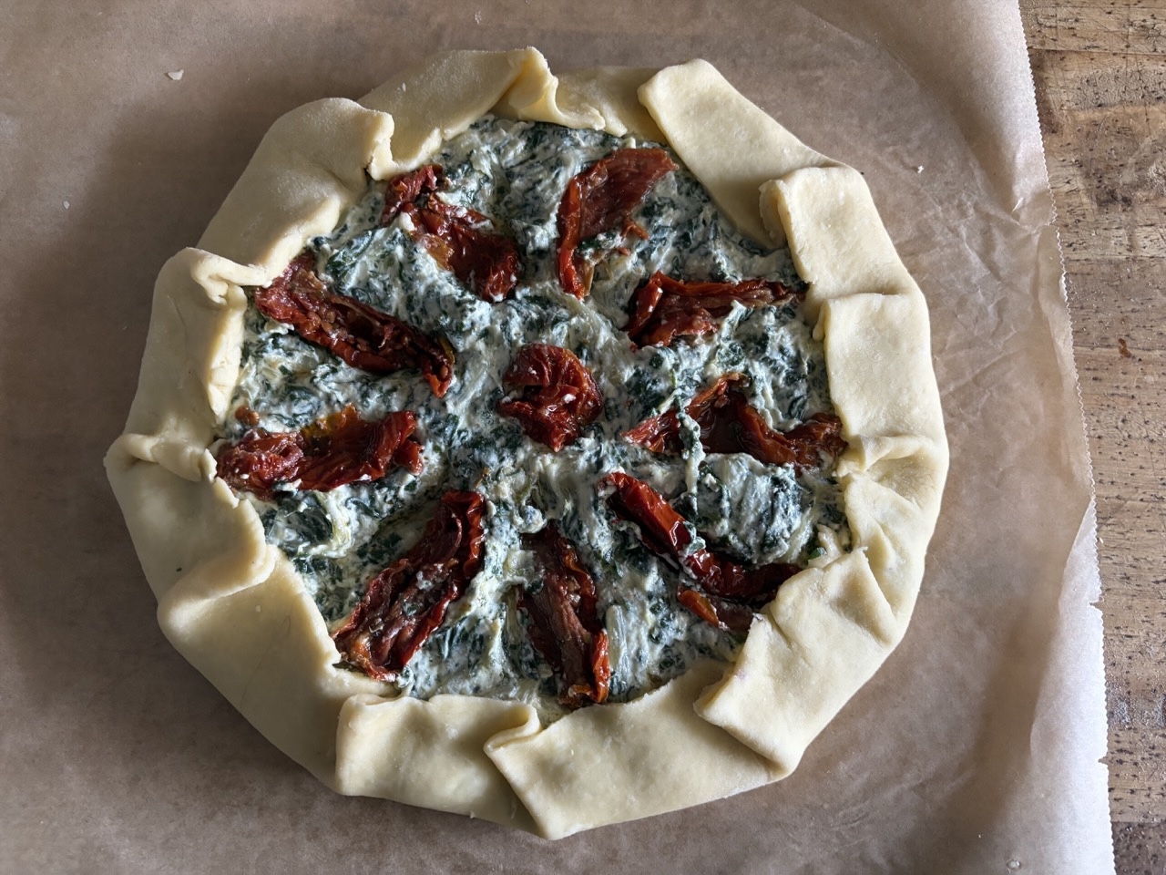 Torta salata con bietole e ricotta con pomodori secchi e pasta brisée