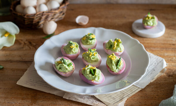 Uova ripiene per Pasqua con mousse di asparagi