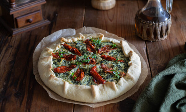 Torta salata con bietole e ricotta con pomodori secchi e pasta brisée