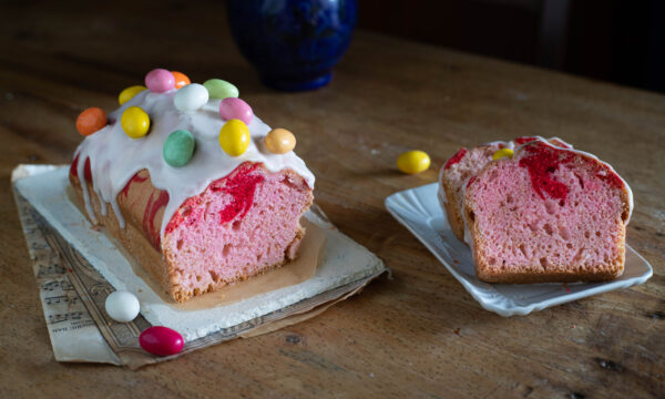 Plumcake di Pasqua glassato con ovetti