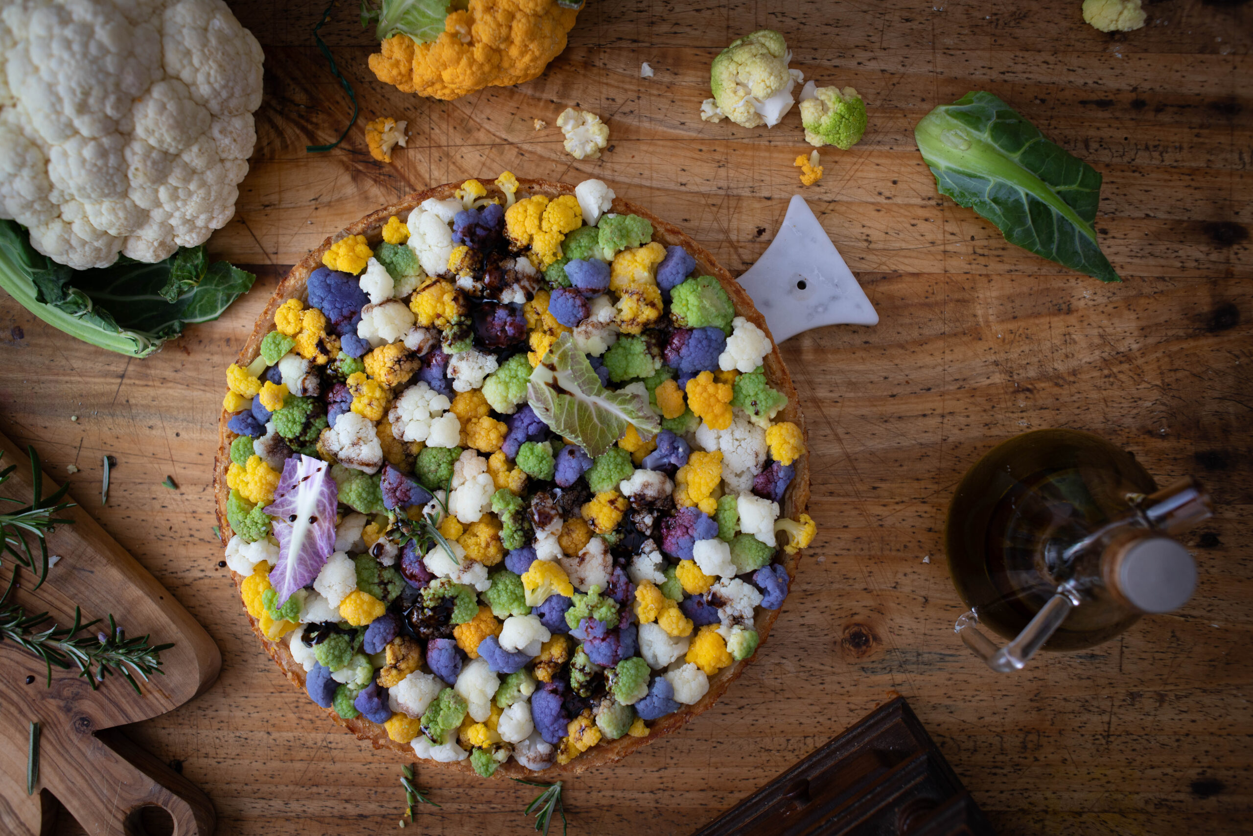 Crostata salata con frolla al rosmarino crema pasticcera salata, cavolfiore e balsamico