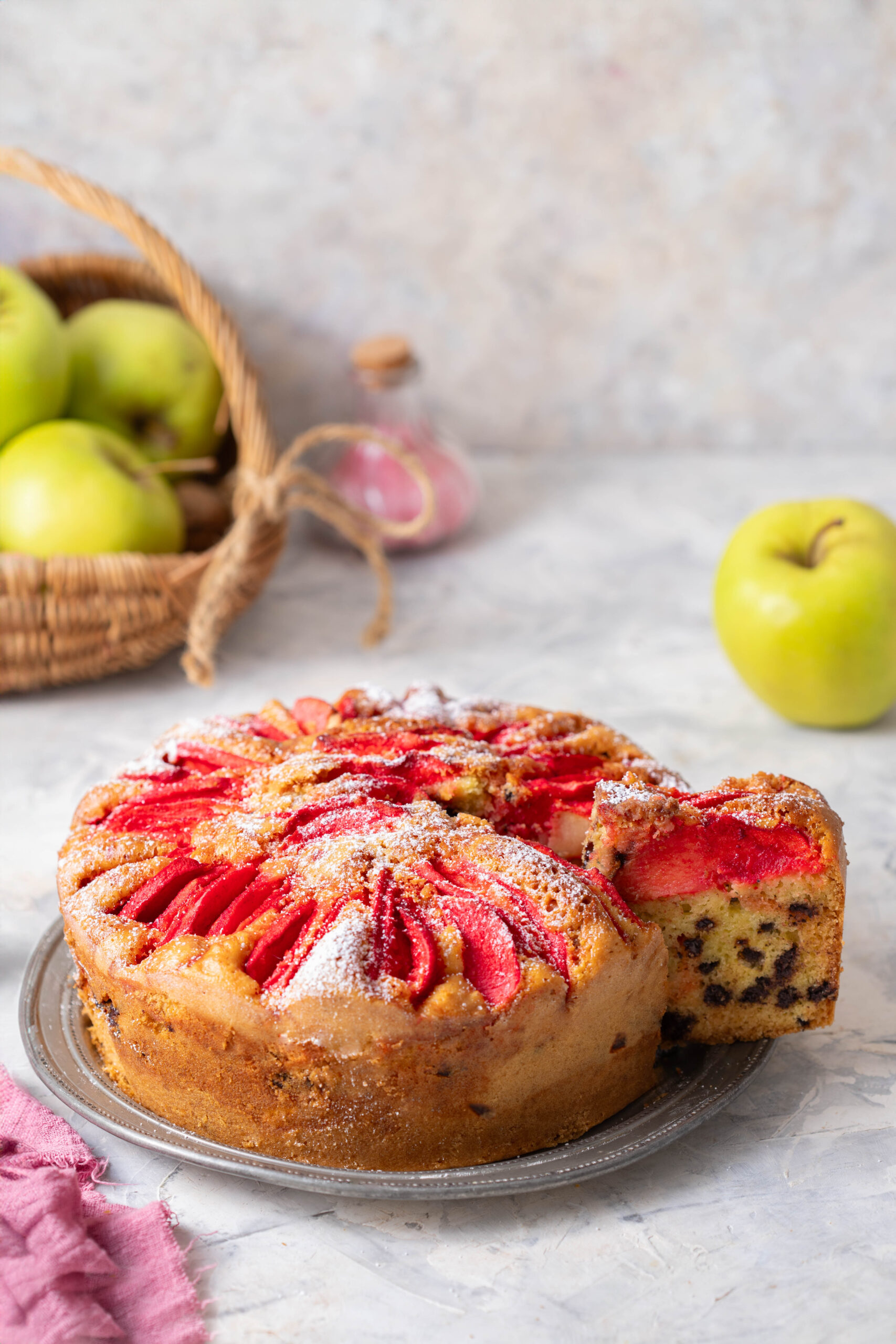 Torta di mele e alchermes con gocce di cioccolato
