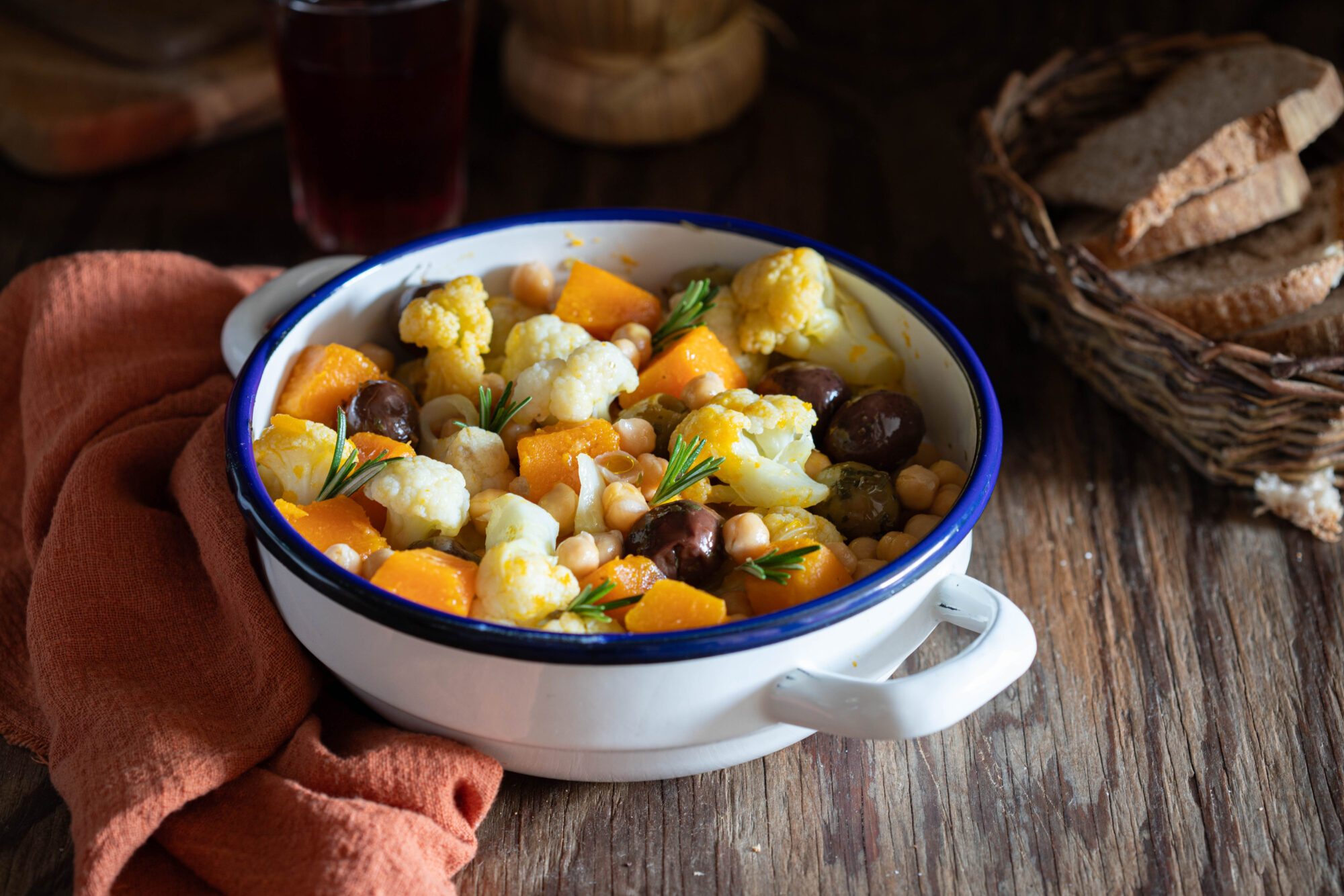 Zucca e cavolfiore in padella con ceci e olive