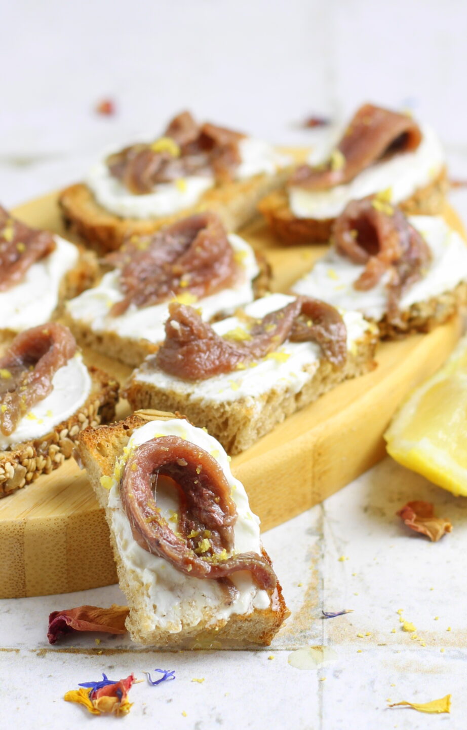 Crostini di acciughe e robiola: antipasto facile, fresco e velocissimo