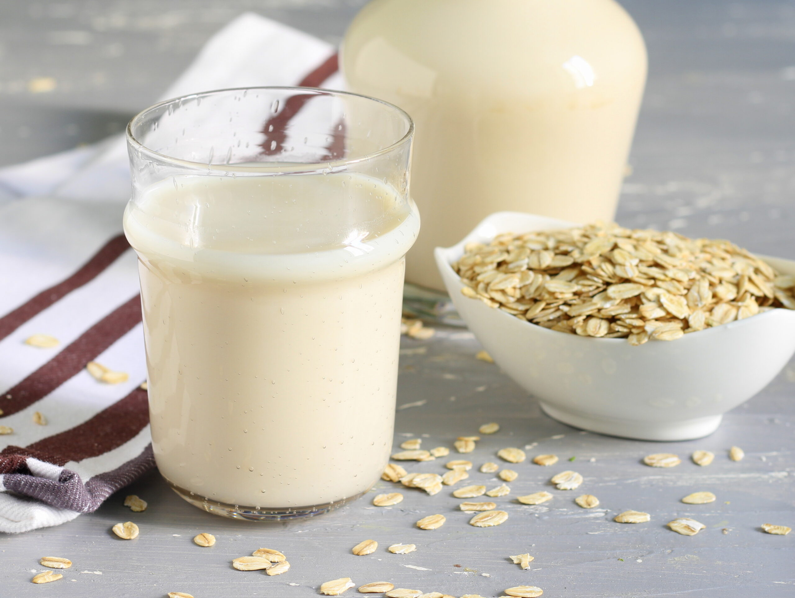 Latte di avena prodotto in casa facilissimo da preparare e salutare