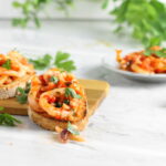Crostini con calamari al pomodoro