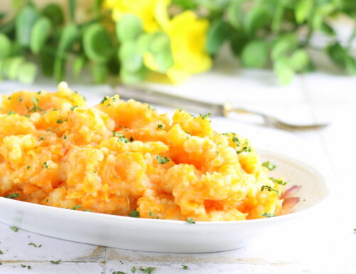 Insalata di patate e carote schiacciate