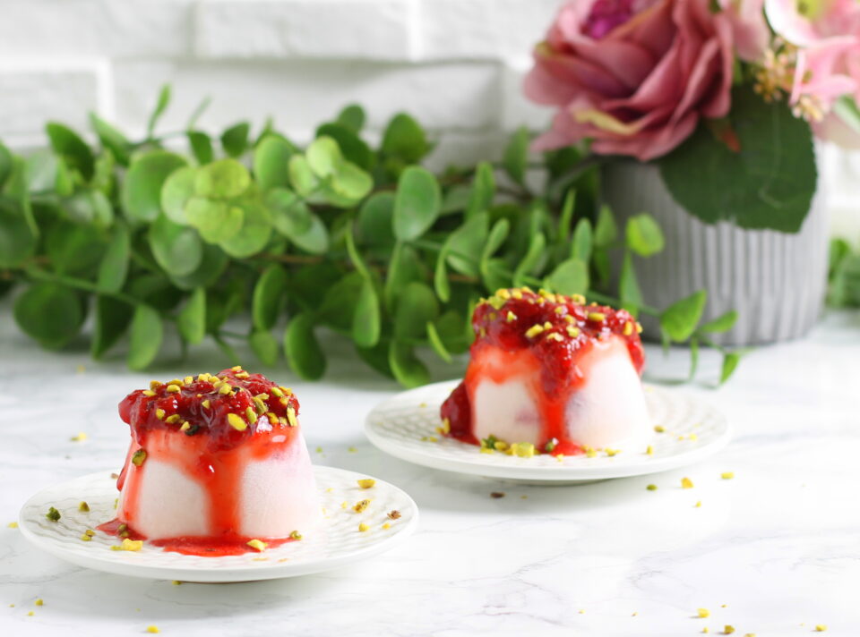 Semifreddo alle fragole con yogurt e panna