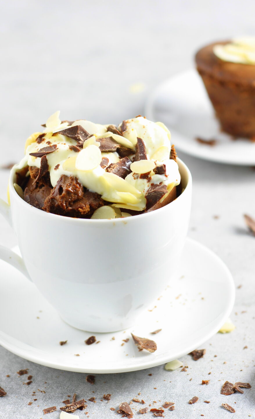 Tortina in tazza al cacao e yogurt in friggitrice ad aria