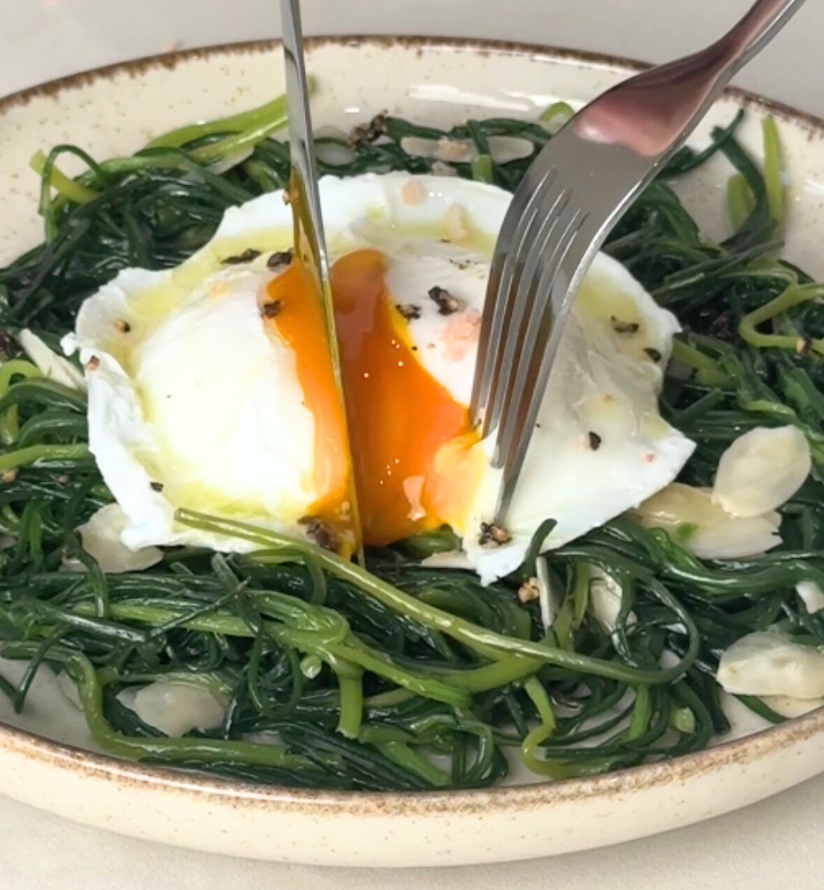 Agretti rosolati con uova in camicia