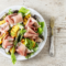 Insalata con pesche grigliate, mozzarella,cetrioli e prosciutto crudo: fresca, estiva e veloce