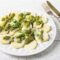 Insalata di patate fredda e cremosa con pesto di basilico e pistacchi