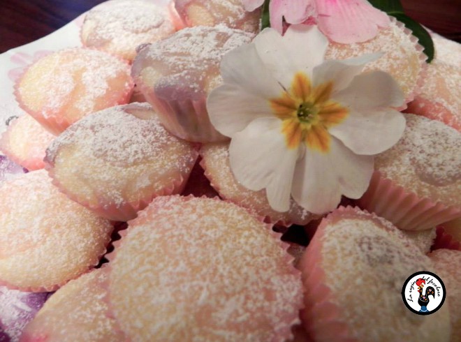 Piccole tortine di ricotta glassate alla rosa