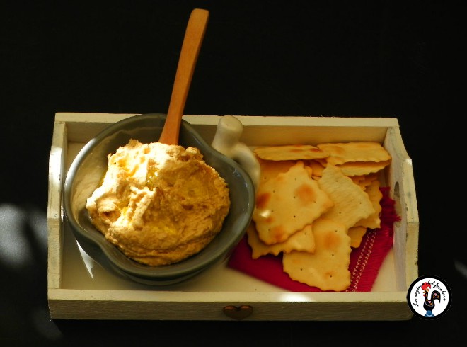 Hummus mediorientale e crackers artigianali