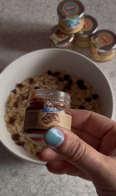 dettaglio burro arachidi alle nocciole tra le dita