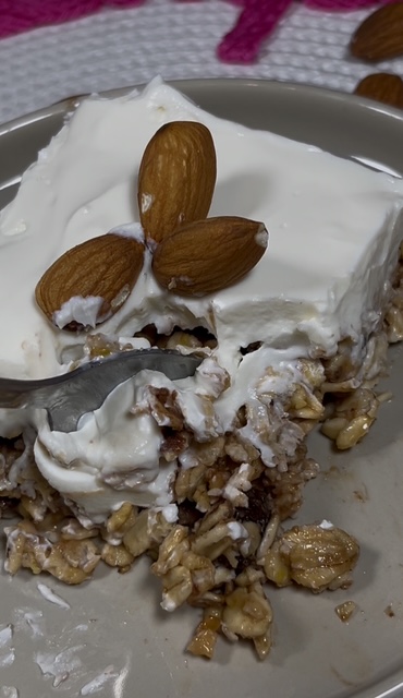 cucchiaio che affonda nel tortino