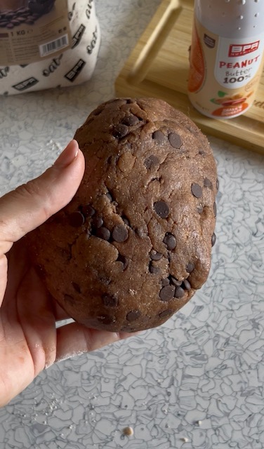 panetto impasto dei cookies in mano