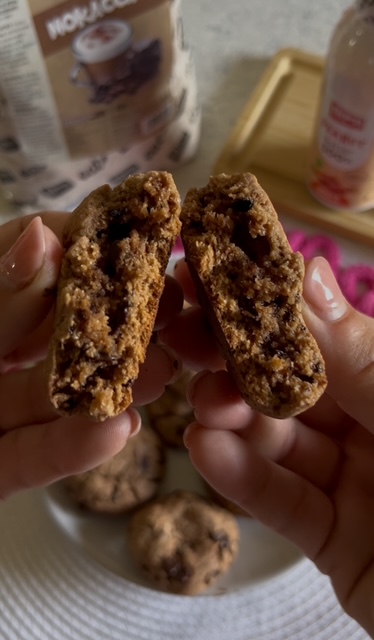 cookies spezzato a meta tra le mani