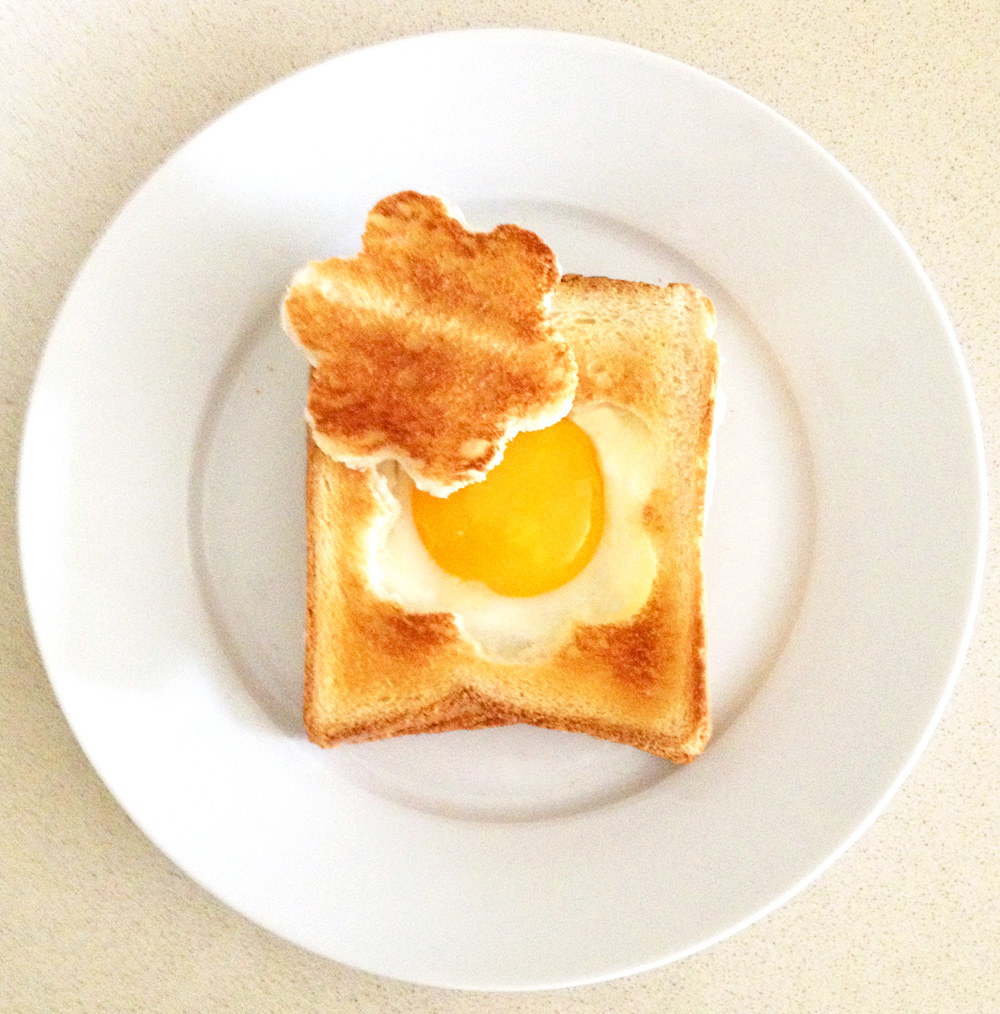 uovo ad occhio di bue dentro al toast