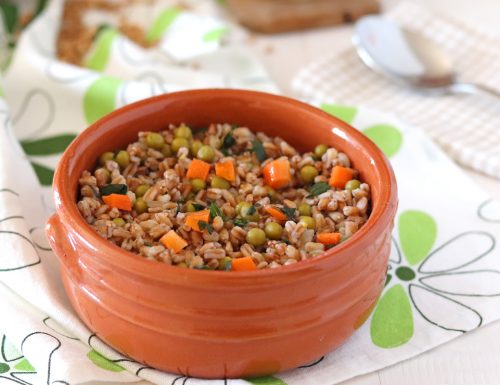 Zuppa di farro e piselli ricetta semplice