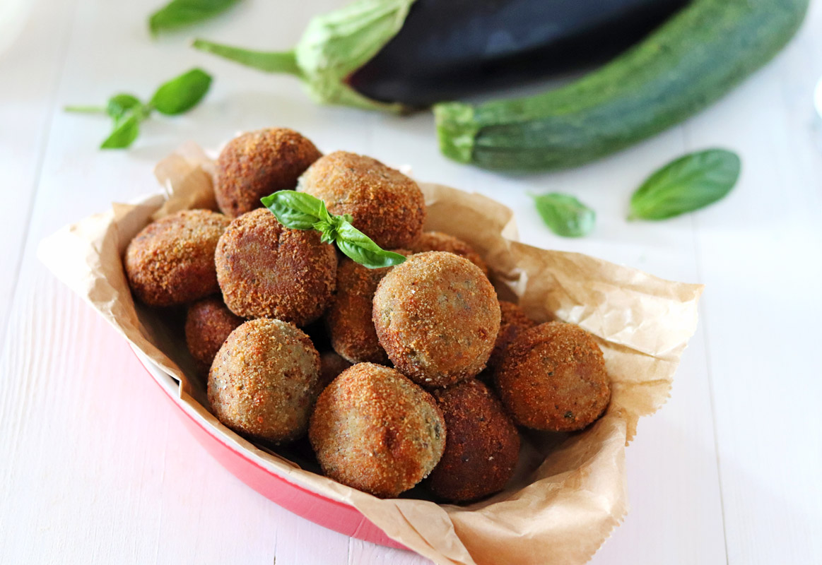 ECIO': Sfilacci di cavallo, Zucchine grigliate, Buccia di melanzana, Crema  di melanzana, Pane bi - Picture of Tram, Milan - Tripadvisor