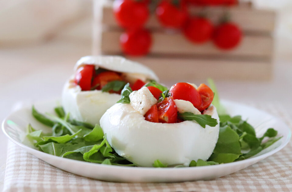 Mozzarella ripiena con rucola e pomodorini