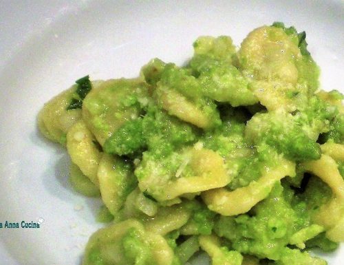 Orecchiette fatte in casa con broccoli e acciughe