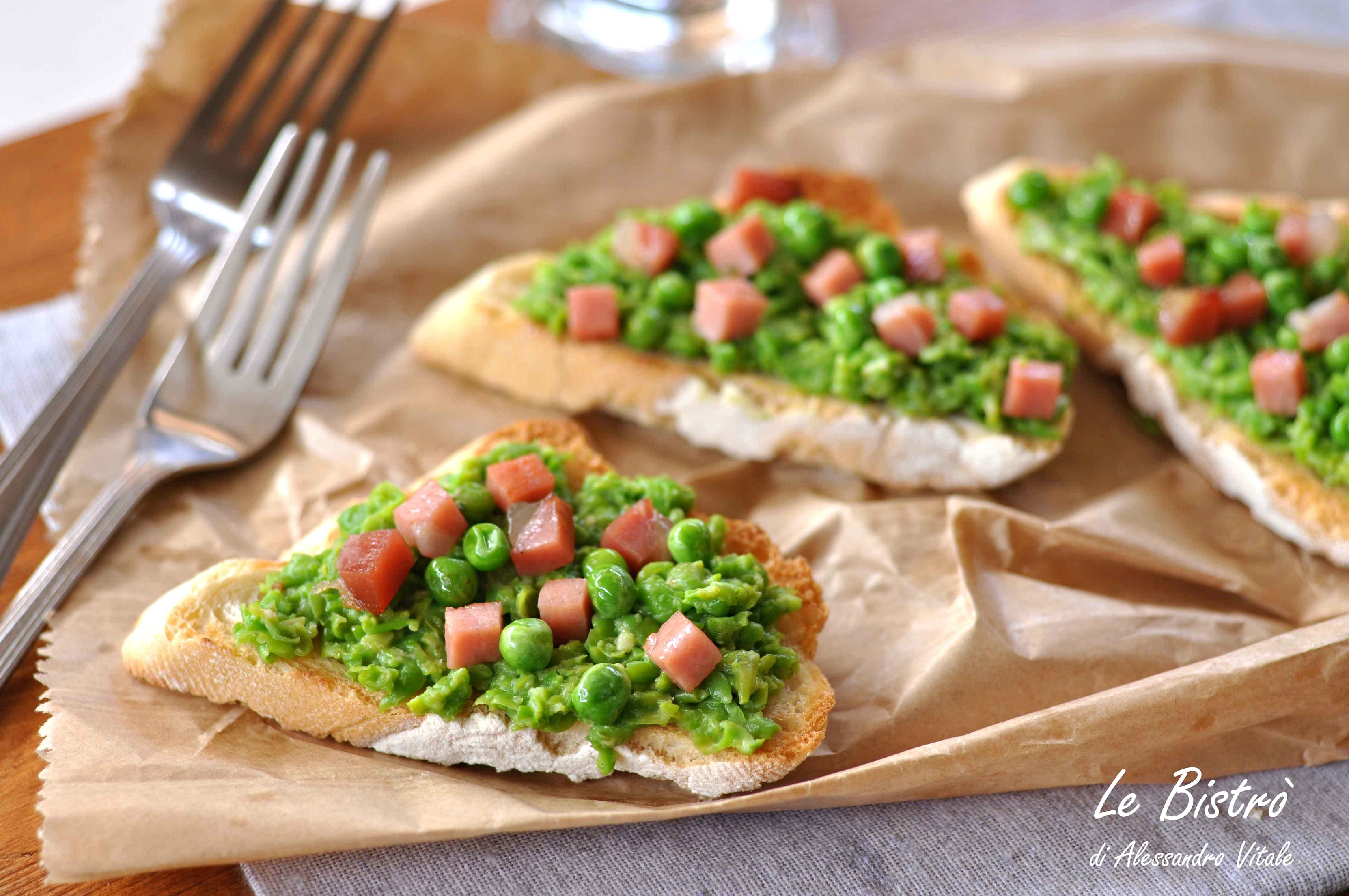 Crostini con crema di piselli e prosciutto cotto