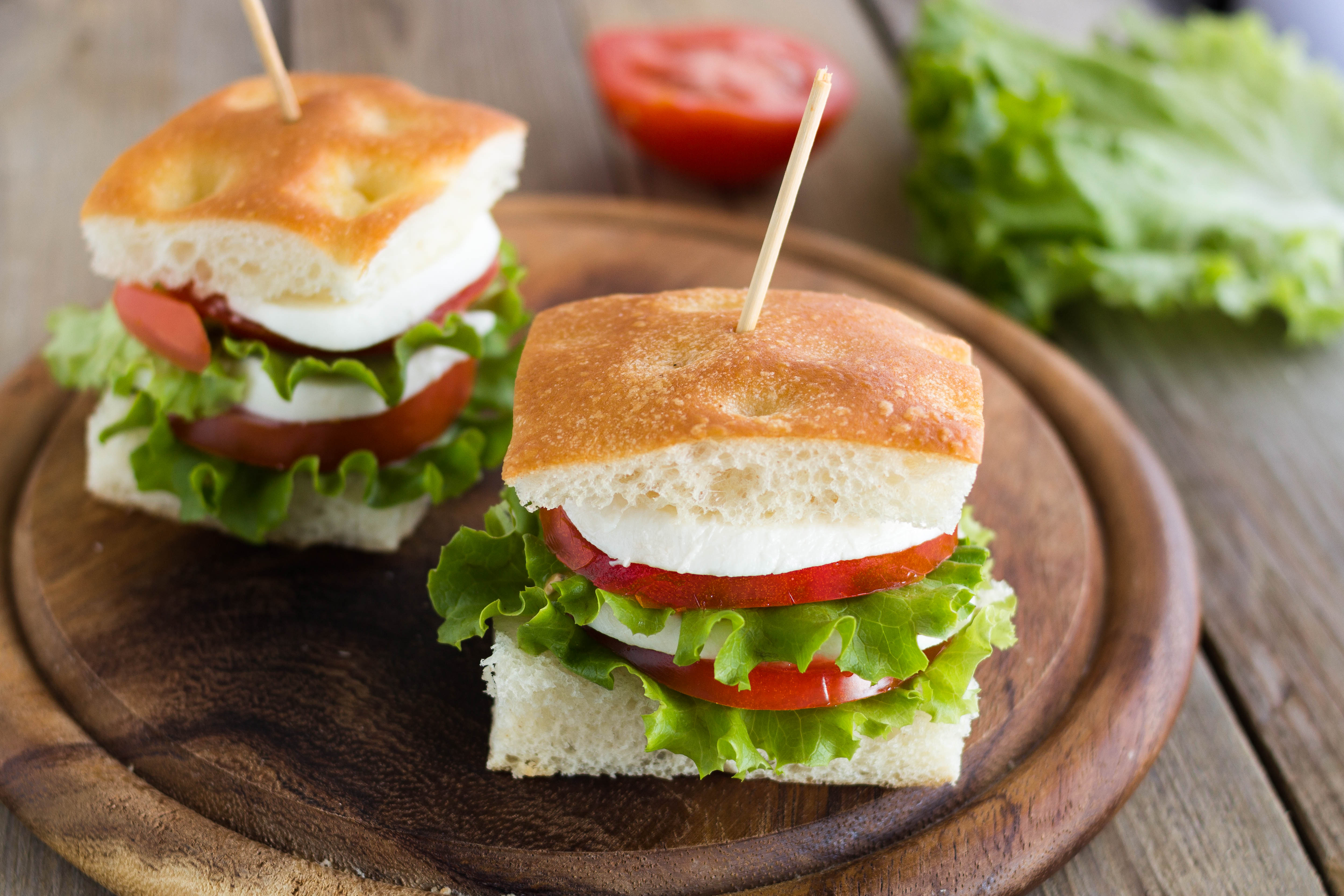 Focaccia Tramezzino Alla Caprese, Ricetta Velocissima E Senza Impasto