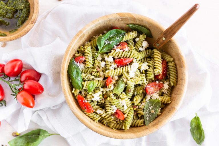 Pasta fredda al pesto con pomodorini e mozzarella