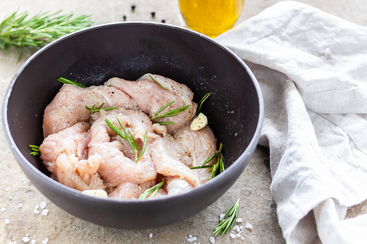 Come marinare la carne di pollo e tacchino, ricetta con i trucchi del mestiere