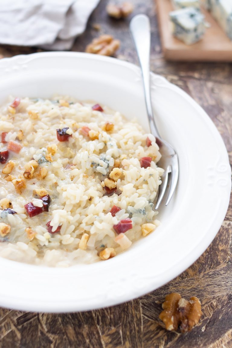 Risotto con noci e speck, ricetta confortevole e gustosa