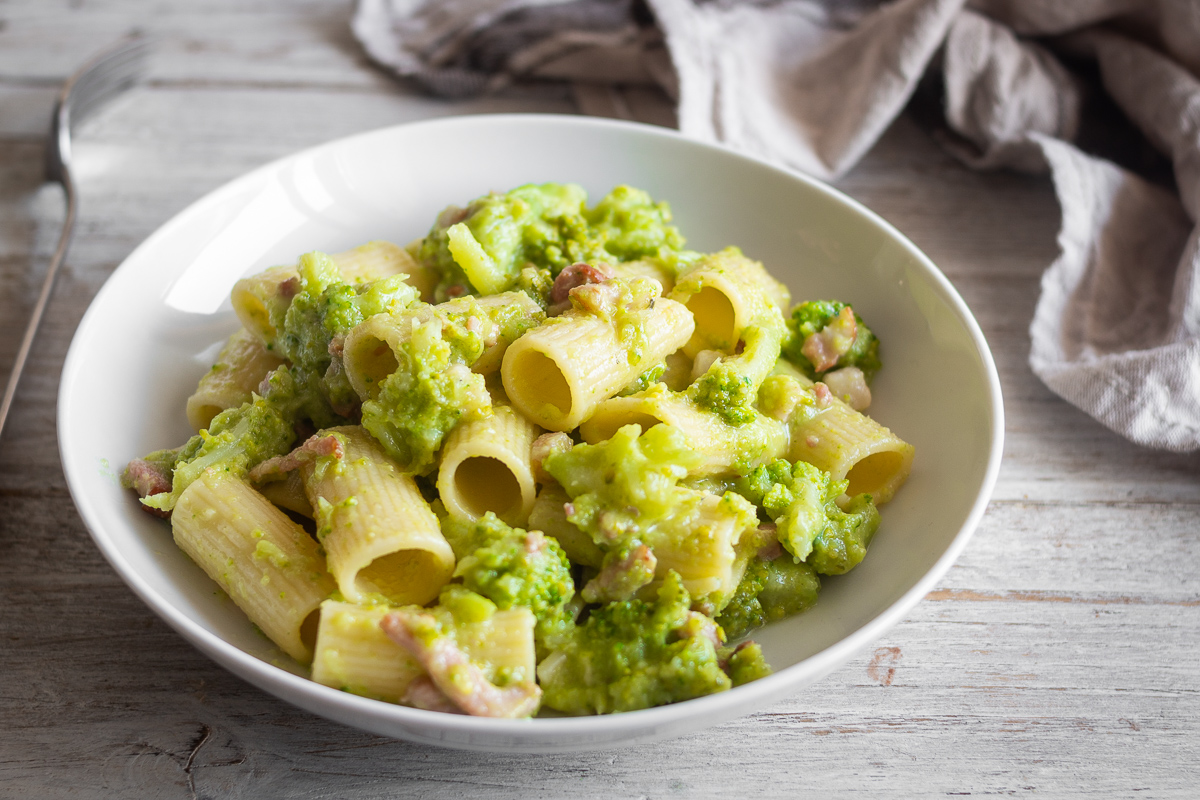 Pasta con pesto di broccoli e salsiccia, ricetta semplice ...