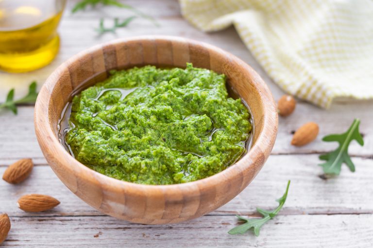 Pesto di rucola e mandorle, ricetta velocissima e facile